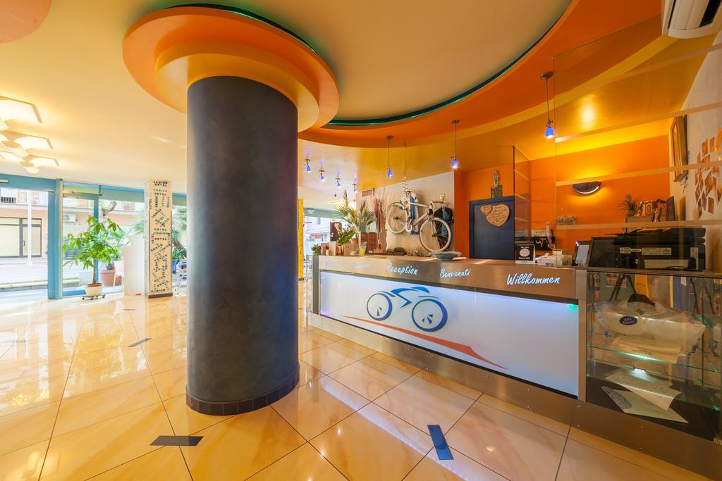 Hotel Senior กัตตอลิกา ภายนอก รูปภาพ